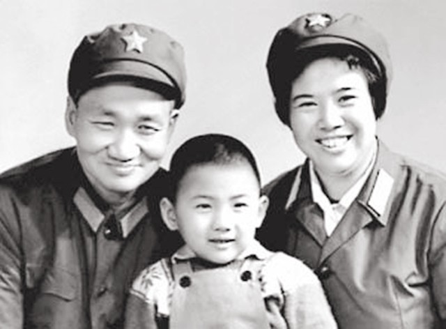 邵华和儿媳刘滨珍贵合影,婆媳其乐融融,邵华非常疼爱儿媳刘滨