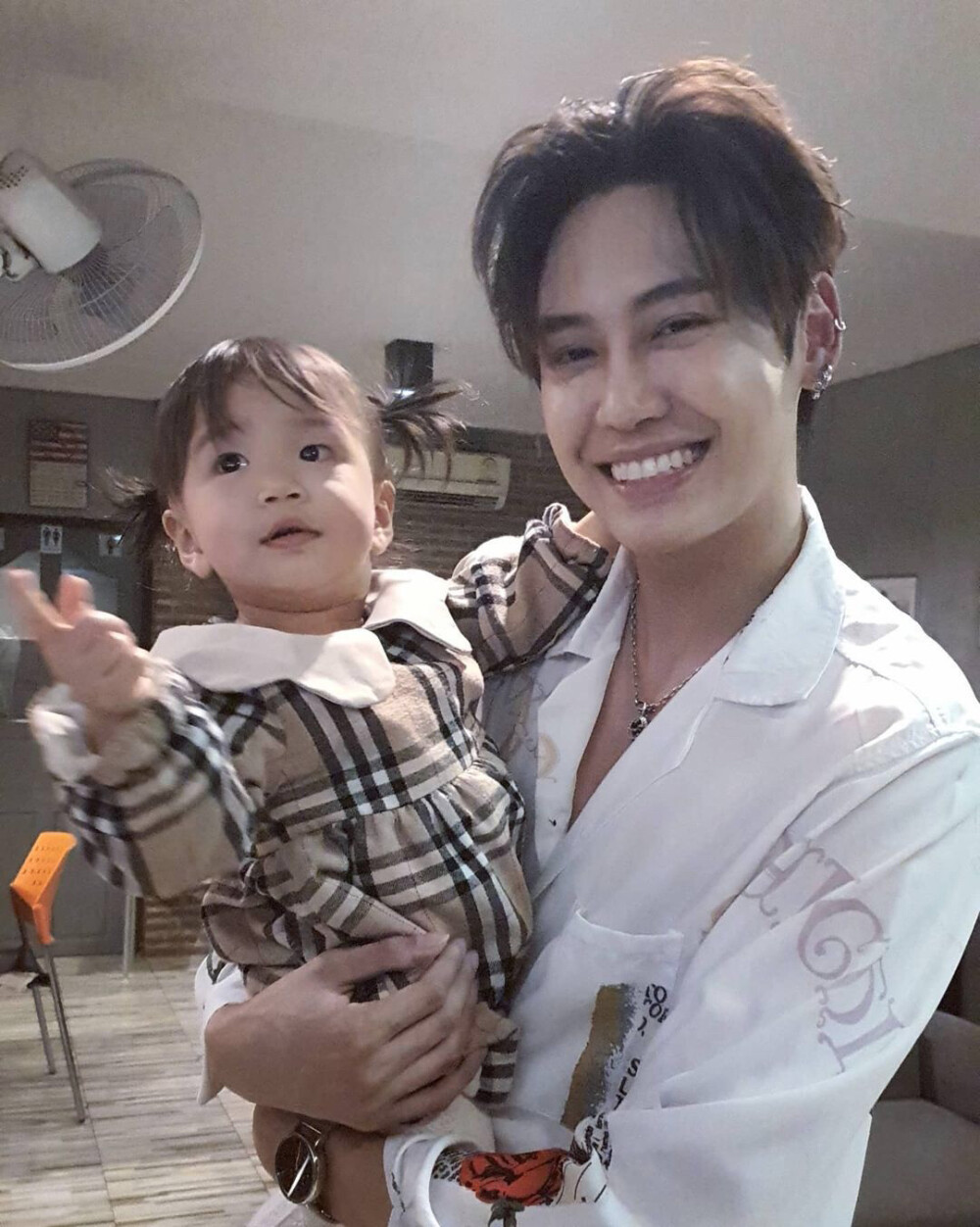 他泰男星和小朋友的治愈同框：BP一家三口关大爷画风不对