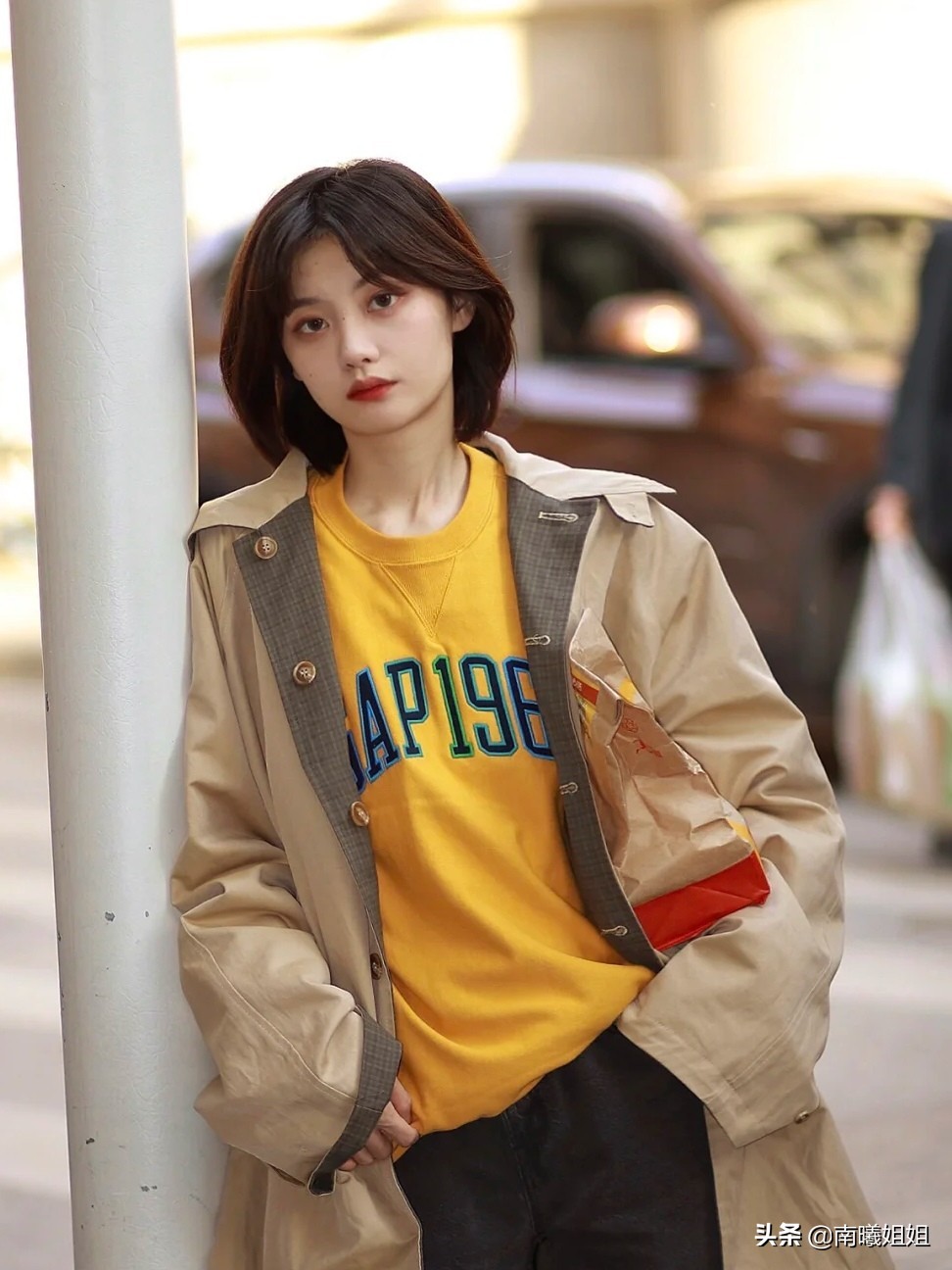 时髦的女人都穿卫衣减龄又好看,女生一定要了解的卫衣经典搭配