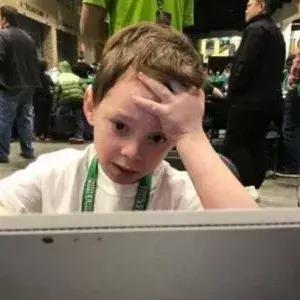 嘴上长了一个巨大的口腔溃疡,嘴皮上长了个口腔溃疡