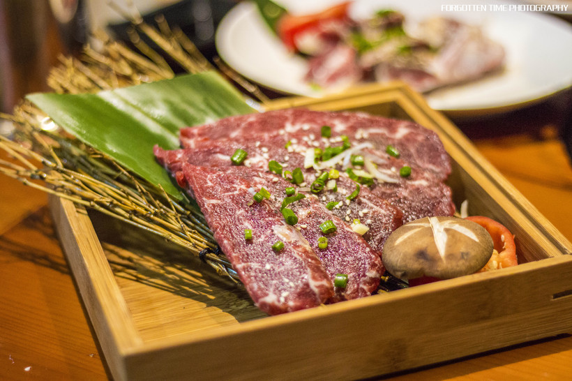 等待烤盘上的肉，就像是异地恋的情侣，看得见却吃不到