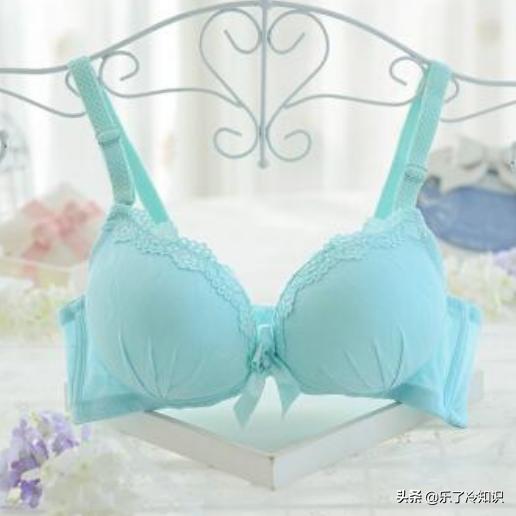 张萌走红毯肩带意外断开,张萌红毯掉肩带