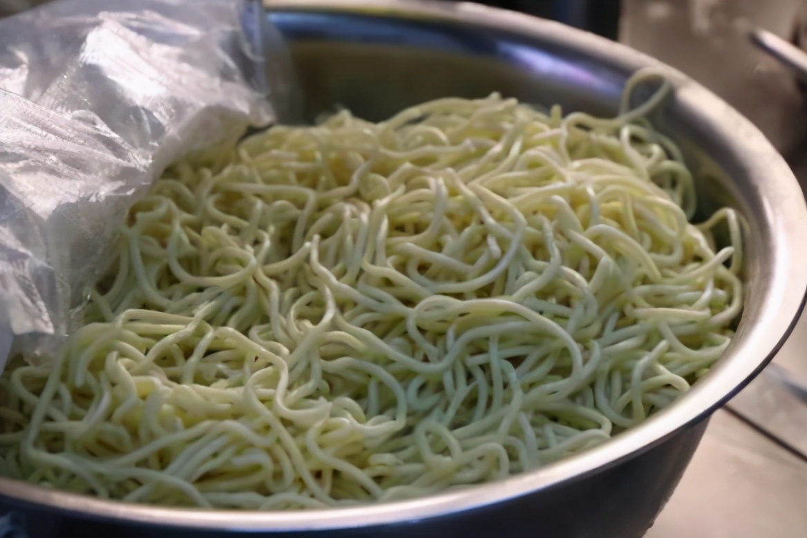 面条下锅煮熟后拌成凉面的教程,做凉面静置几分钟