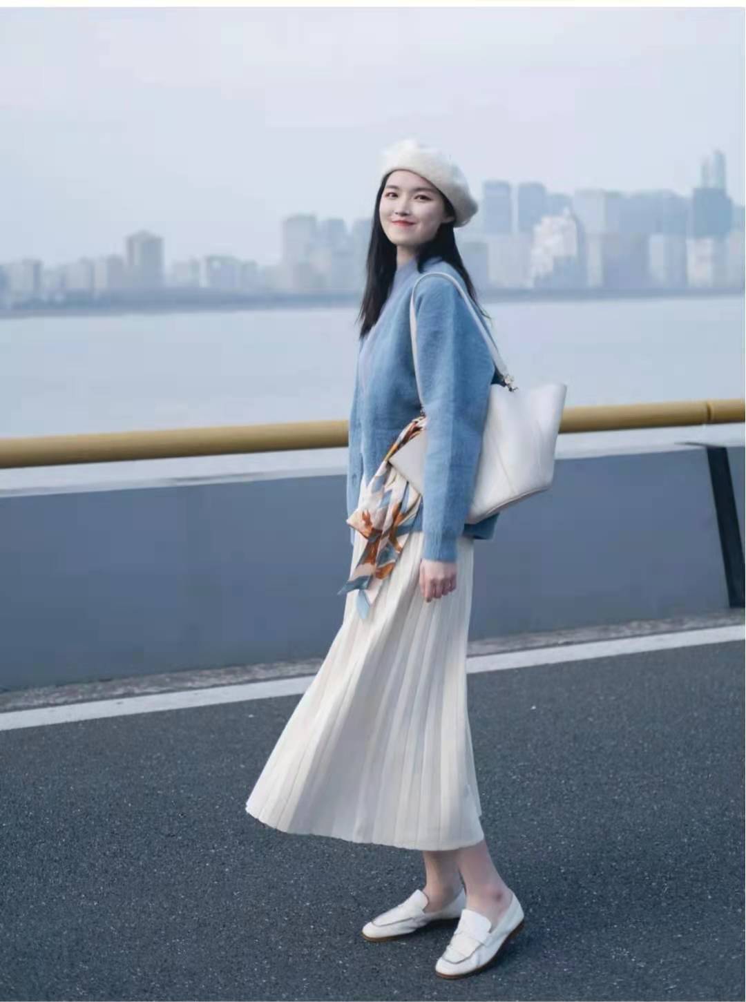 墨绿色百褶裙搭配什么上衣,银灰色百褶裙搭配什么上衣