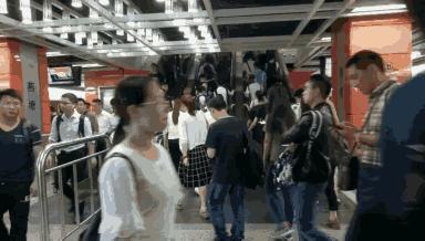 想坐地铁市民卡却没余额？小卡君这个方法拯救你