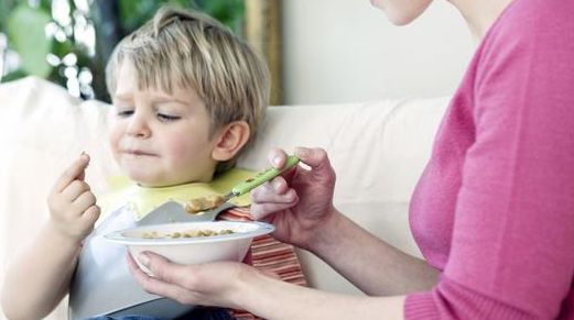 宝宝过早吃辅食会得结石,婴儿过早使用辅食导致双肾结石
