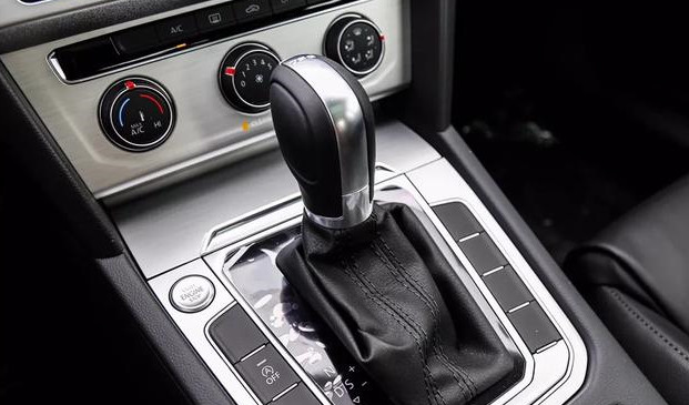 大众速腾迈腾辉腾有什么区别,同价位选高尔夫还是速腾