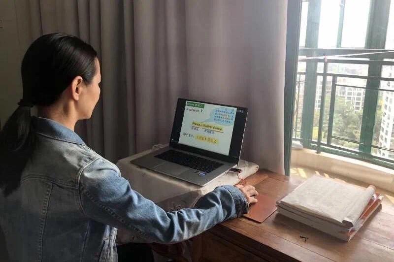 华侨城中学线上*党**旗红,*党**员示范当先锋