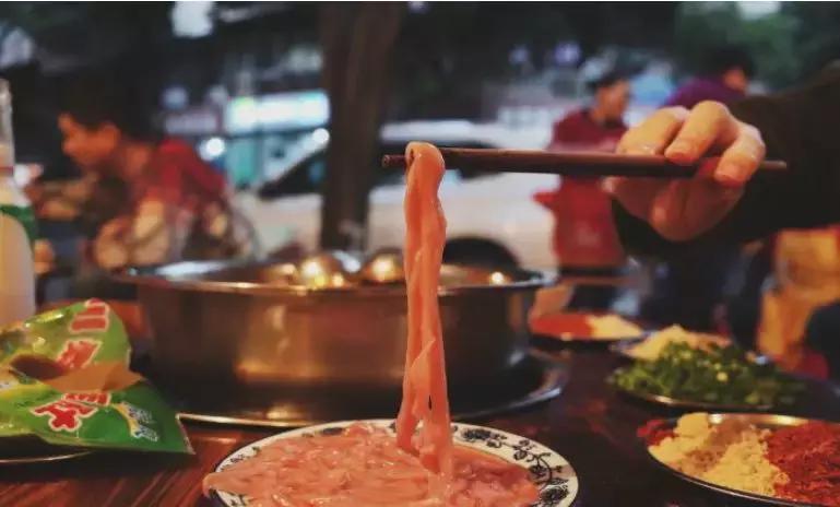 终于被我吃到了！这一锅90年代的麻辣烫，才是咱老成都挂念的市井味啊！