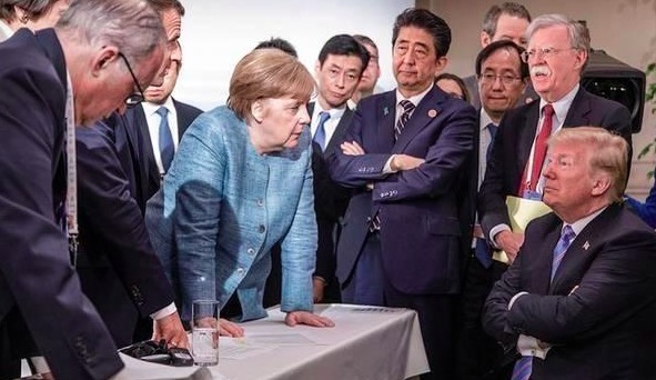 一套西装闯政界的德国总理，曾被嘲“灰老鼠”，低胸礼服惊艳全场