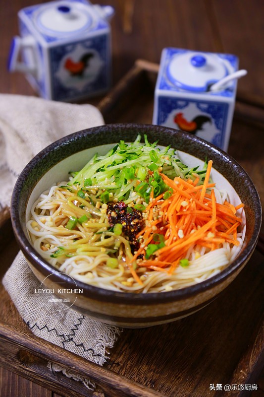 天热不想做饭那就来碗凉面,天热吃碗凉面清爽可口