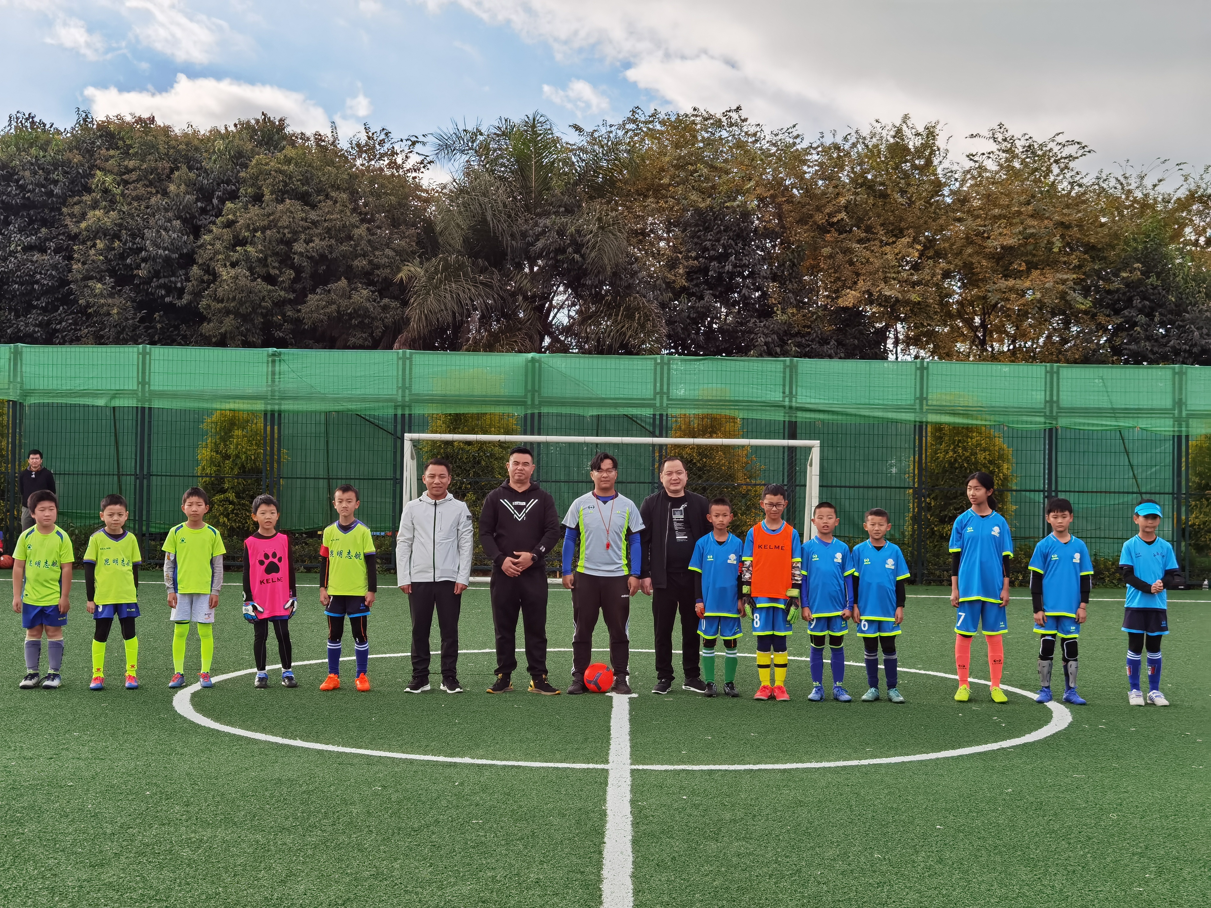 T6出行第二届云南“校长杯”少儿足球赛启幕助力振兴中国足球