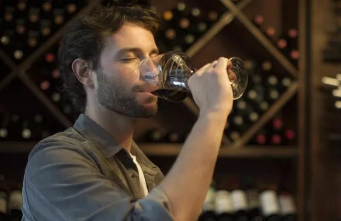 葡萄酒瓶塞漏了,葡萄酒漏了