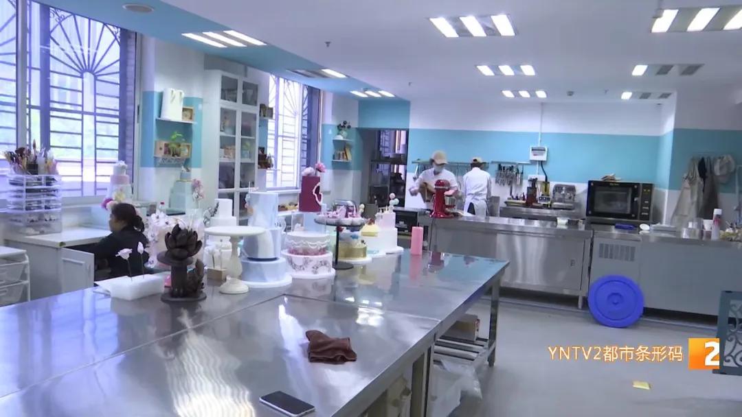 “太惊艳！一枝枝糖花在蛋糕上盛开！”来自昆明饭店的这位西点烹饪大师，牛！