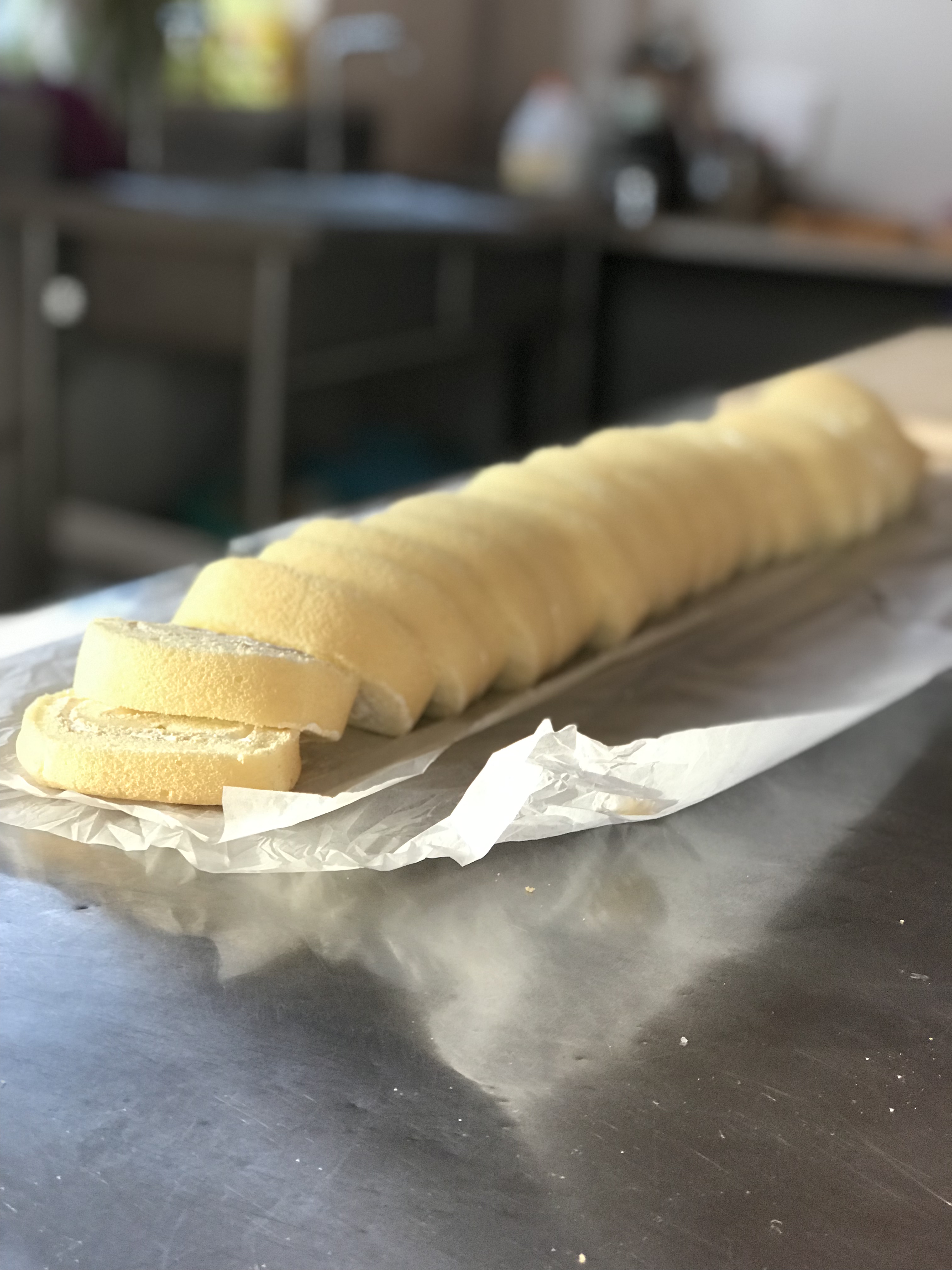 如何自制戚风蛋糕卷,草莓酱戚风蛋糕卷做法烤箱