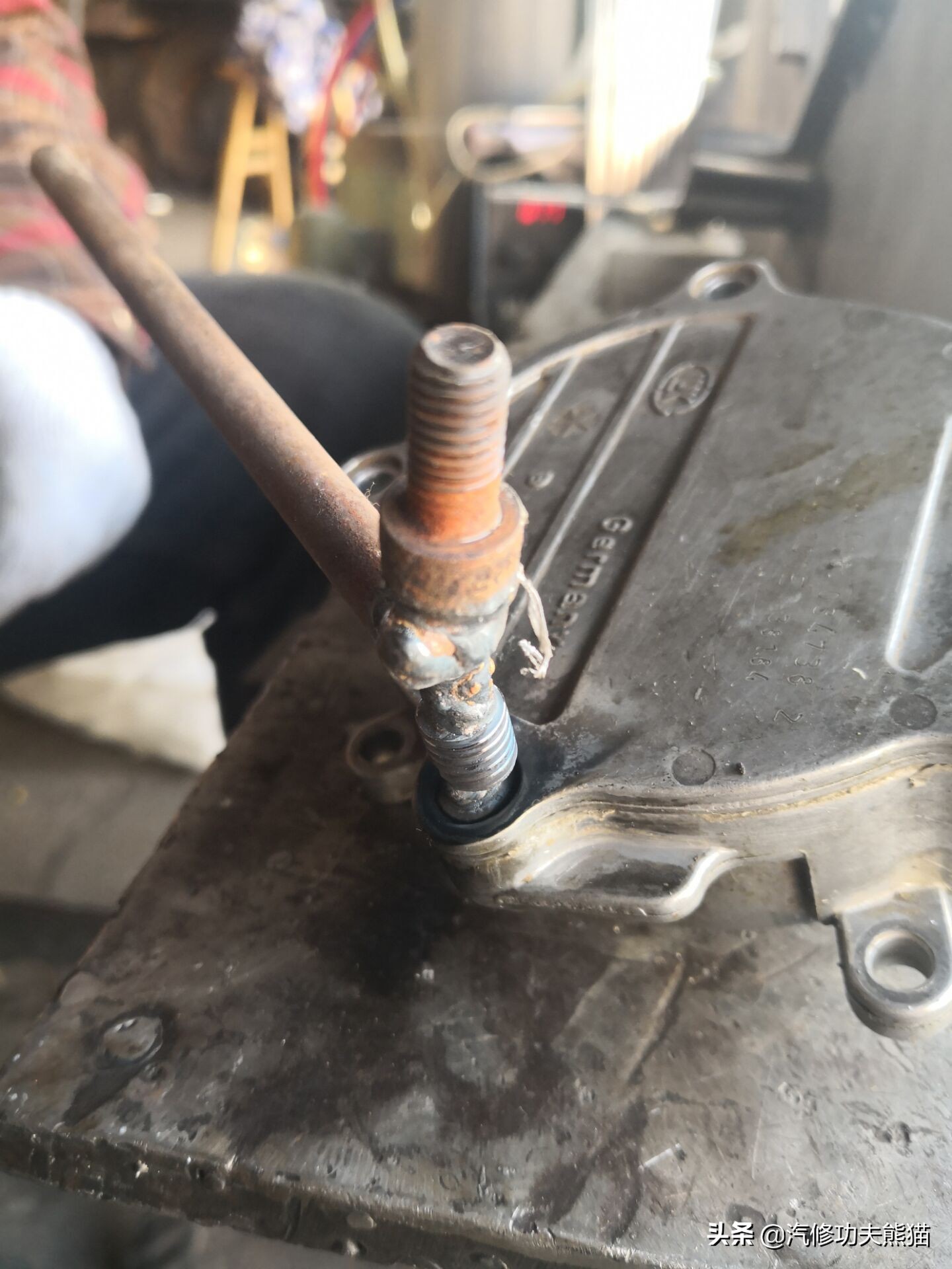 16款奥迪a6l2.5自吸发动机漏油,奥迪a6l2.4免拆烧机油处理靠谱吗