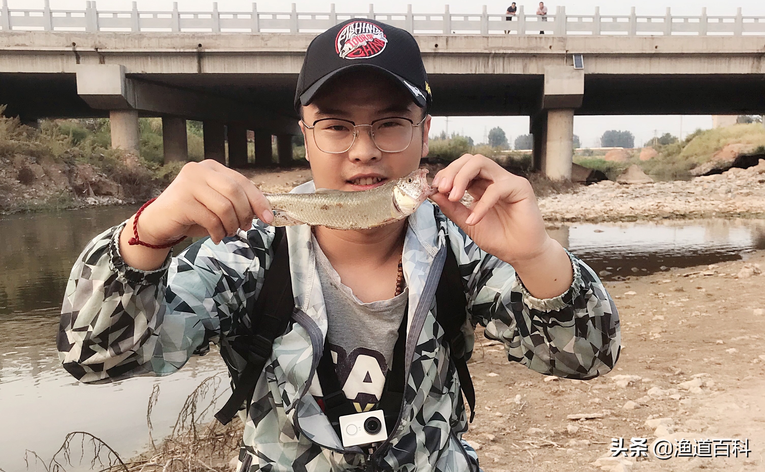 钓友：他既是我们钓鱼的老师，又是我们生活的朋友