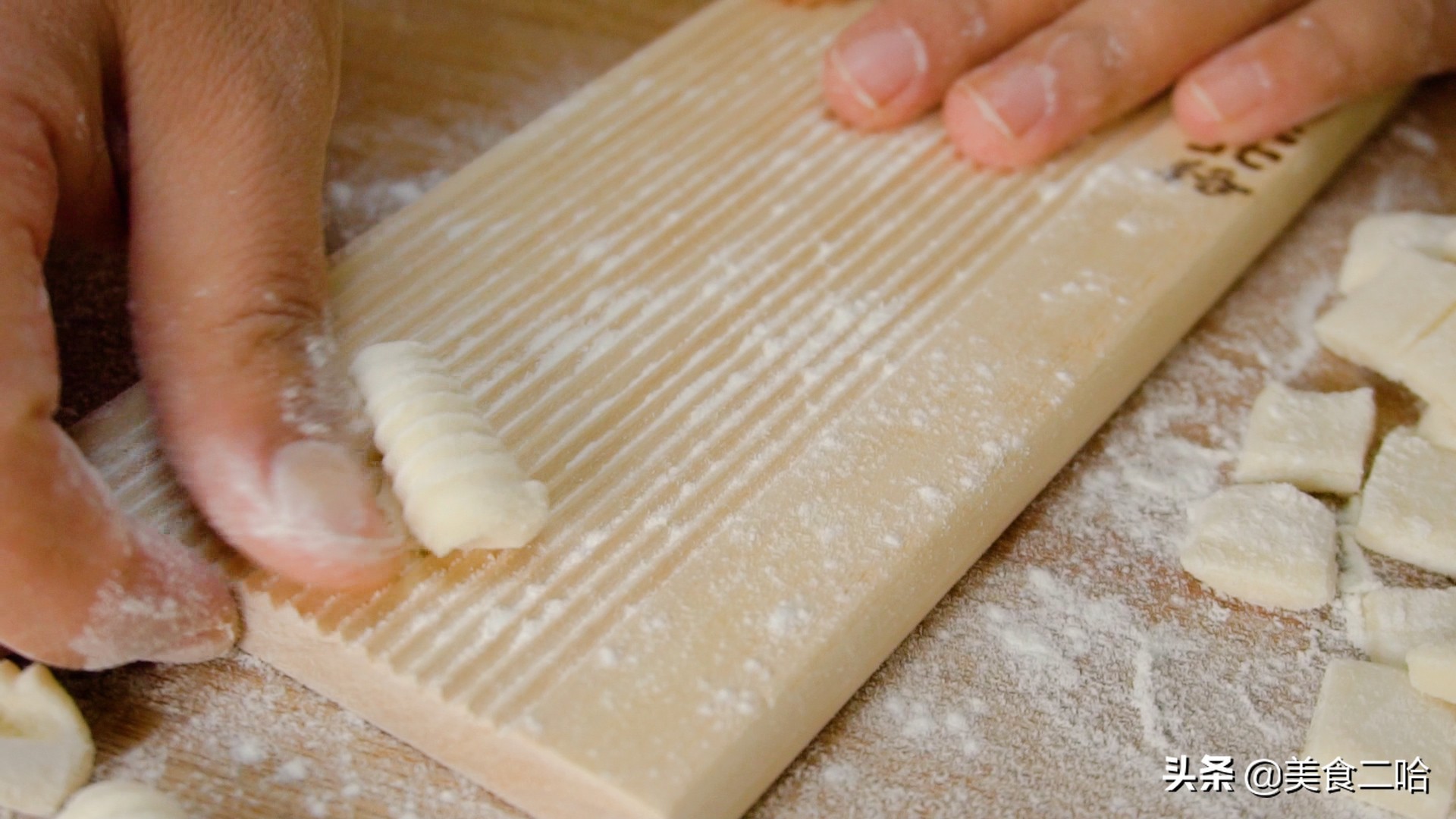 做陕西麻食又软又好吃,陕西人顿顿都离不开的辣子酱夹馍