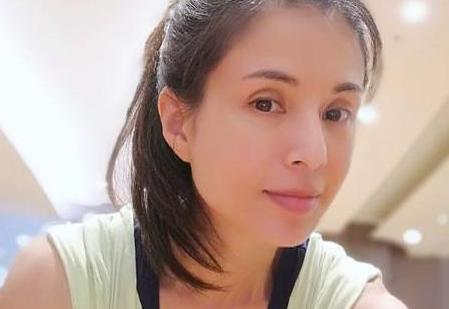 嘴唇干裂有细纹?看李若彤分享的护唇方法,砂糖加点“油”好滋润