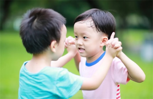 孩子喜欢抓人咬人打人,幼师如何引导孩子不要咬人