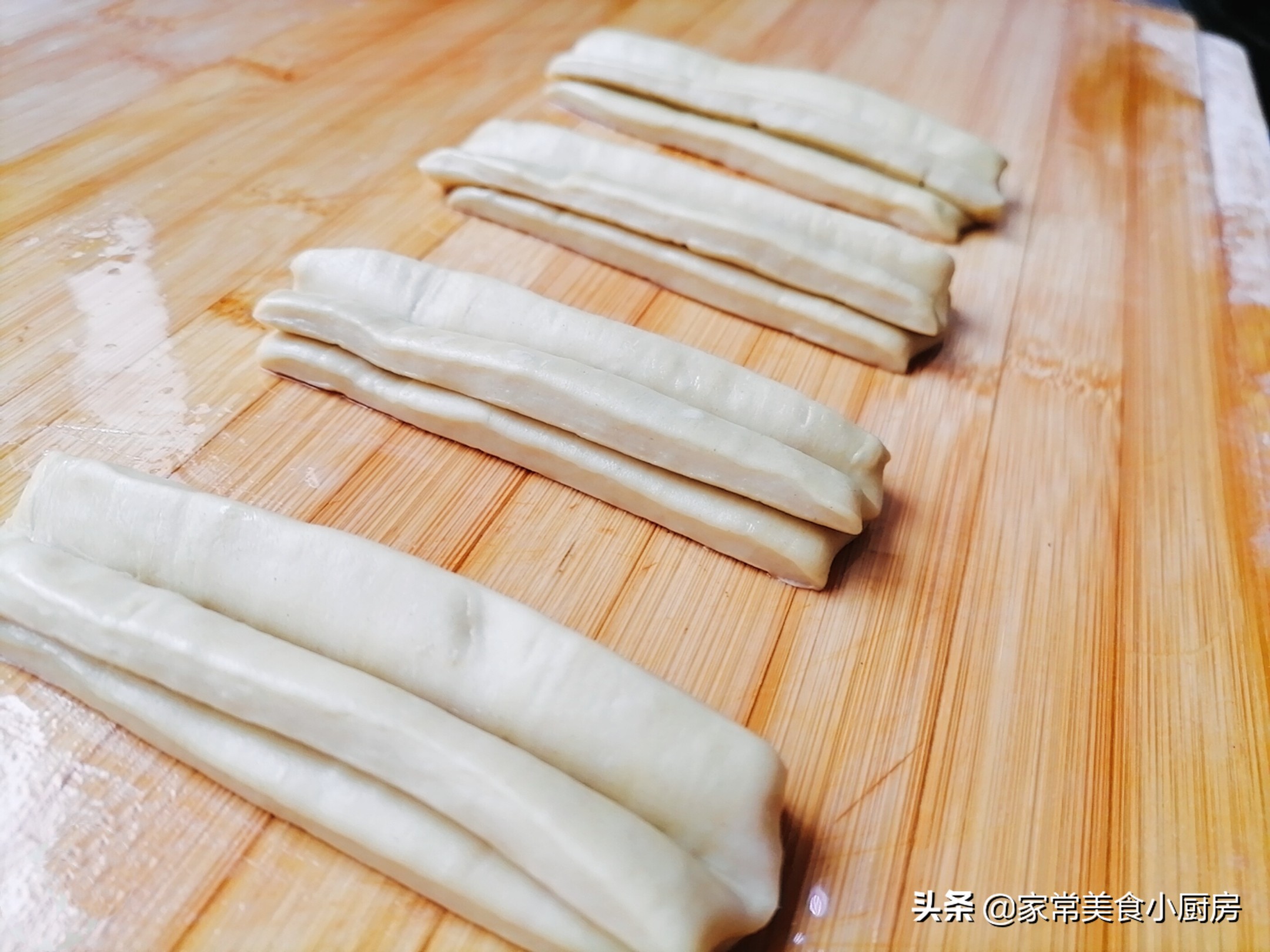 不用酵母也能炸出松软酥脆的油条,油条炸出来特别泡秘诀在哪里