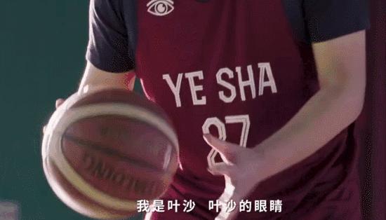 惊动央视,姚明都来致敬。他“一个人”组成篮球队后,打败了死神