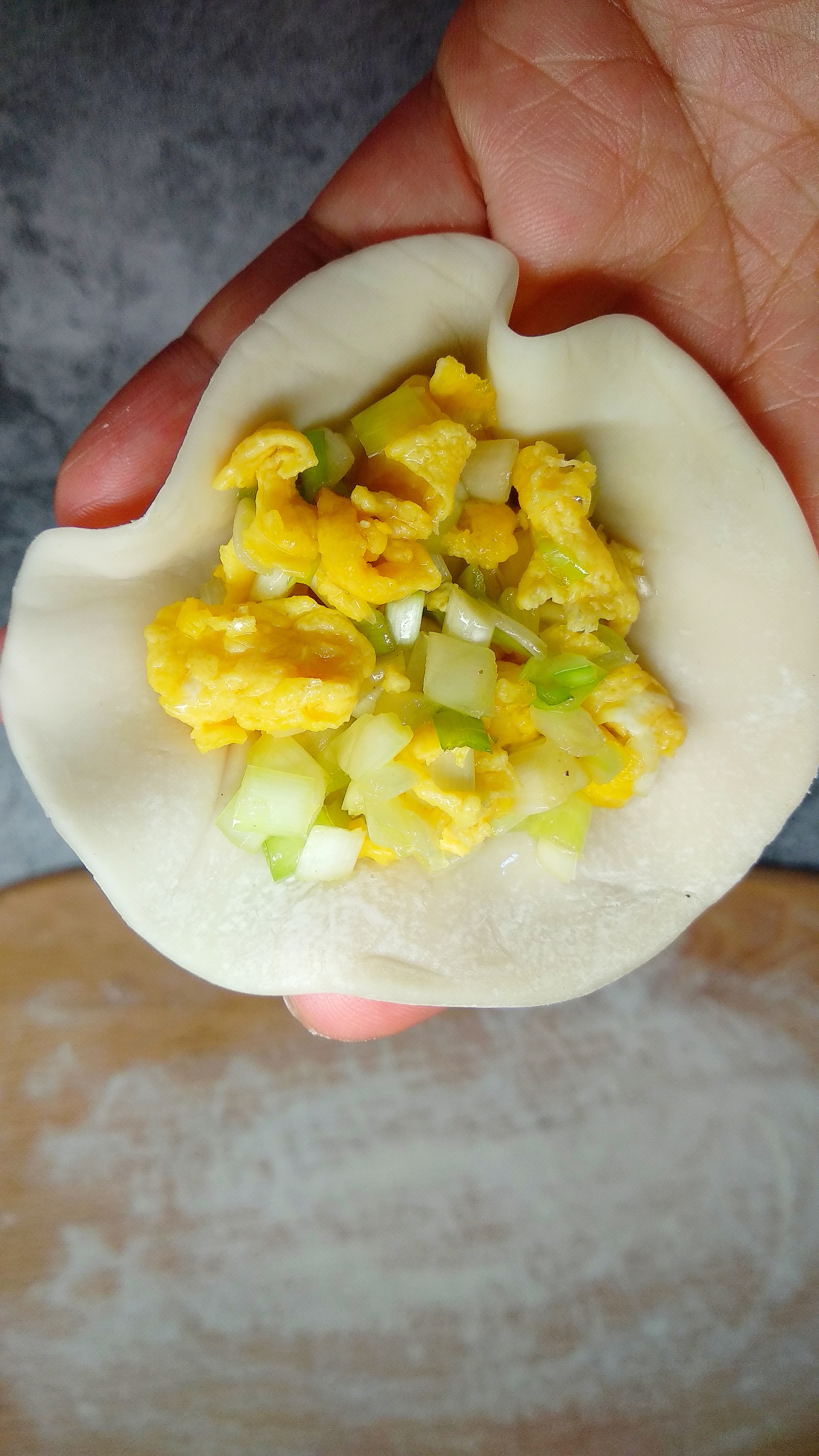 青菜包饺子怎么能不出水,青菜虾仁饺子馅怎么调最好