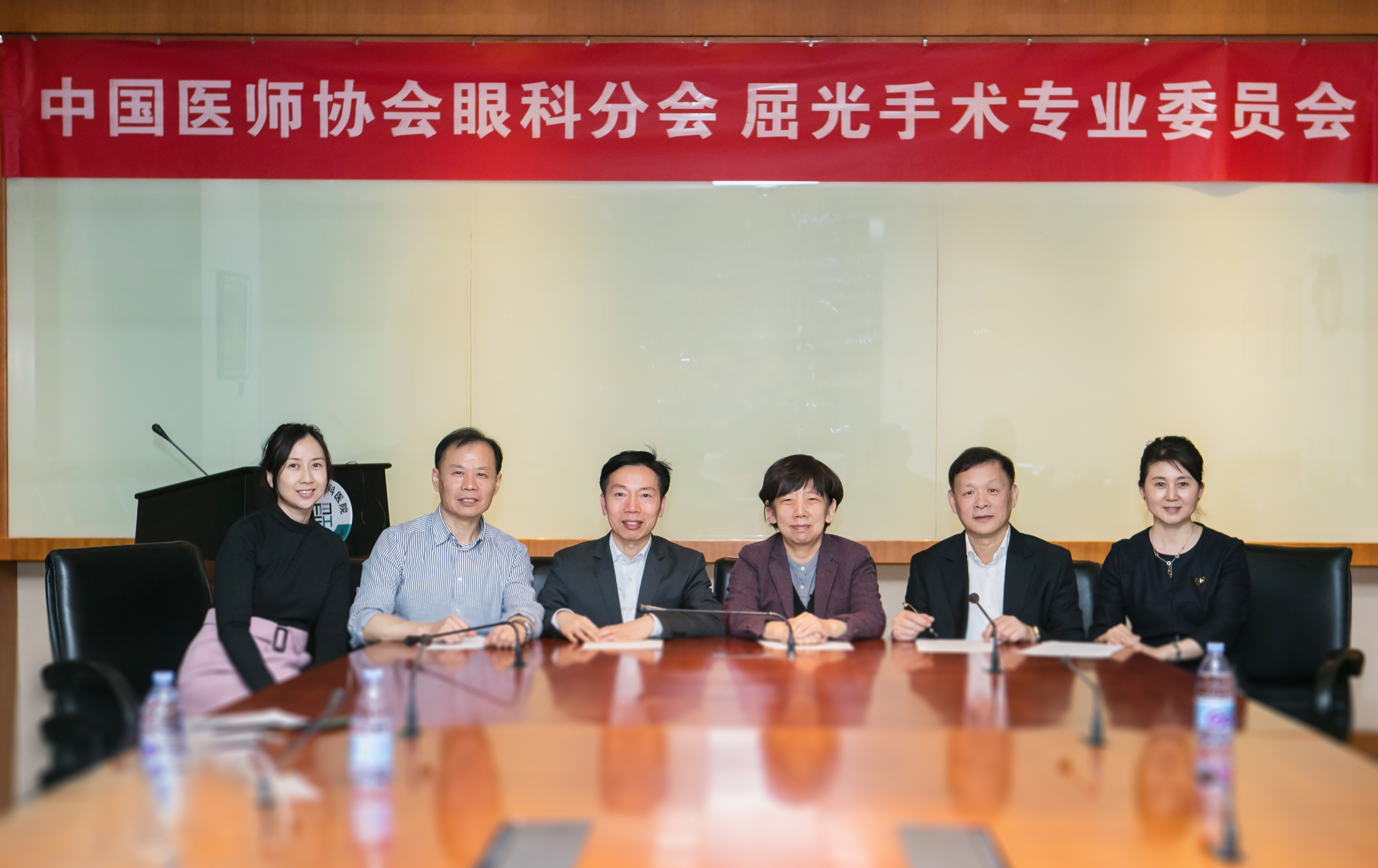 近视手术什么人不可以做,近视激光手术18岁以下能做吗