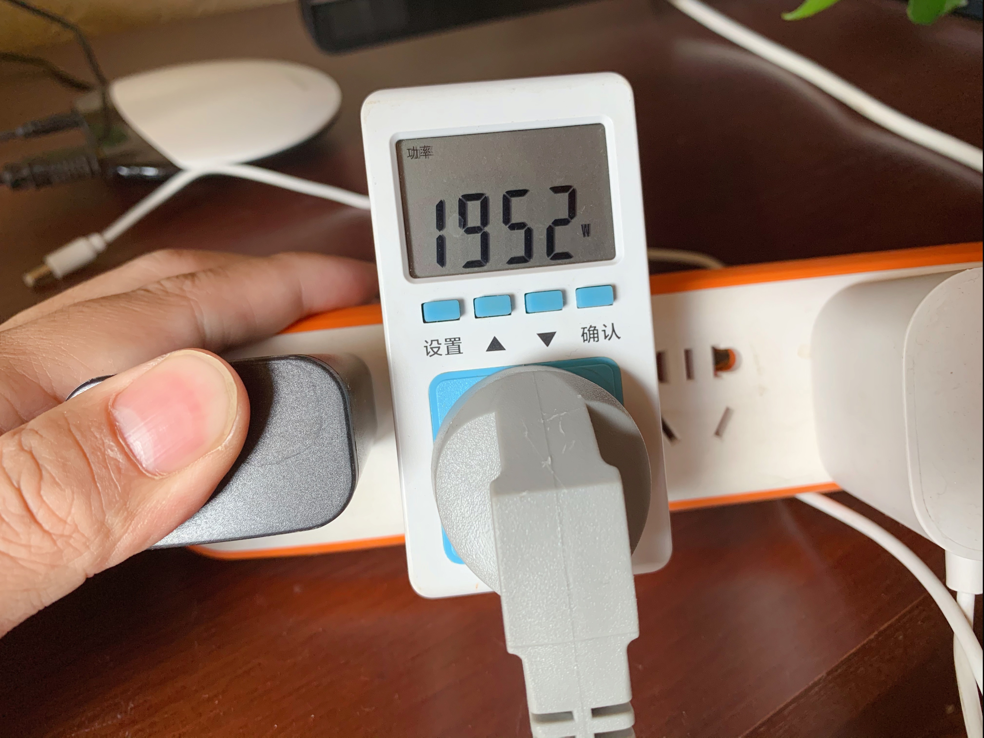 取暖器哪种油汀最好,取暖器用暖风机好还是快热炉好