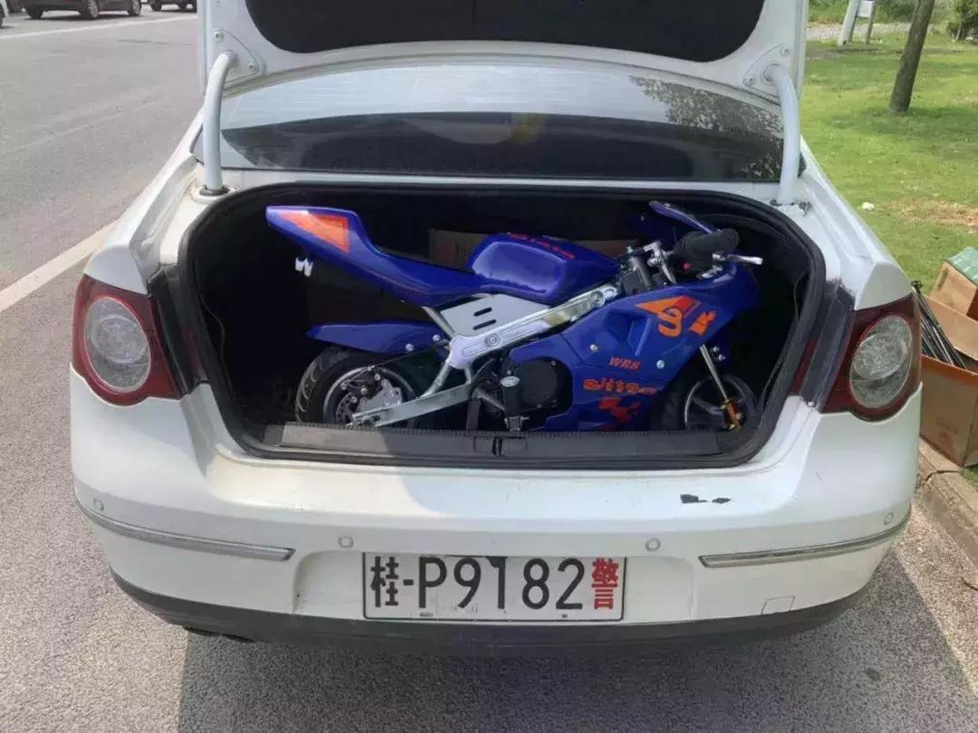 小伙驾驶“迷你”摩托车上路回头率100%？交警查你没商量！