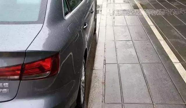 后轮掉下路肩蹭坏保险杠,车前保险杠下面蹭到路肩石