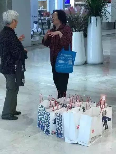 长沙国金中心出现抢衣大战！优衣库遭疯抢！店员被吓哭