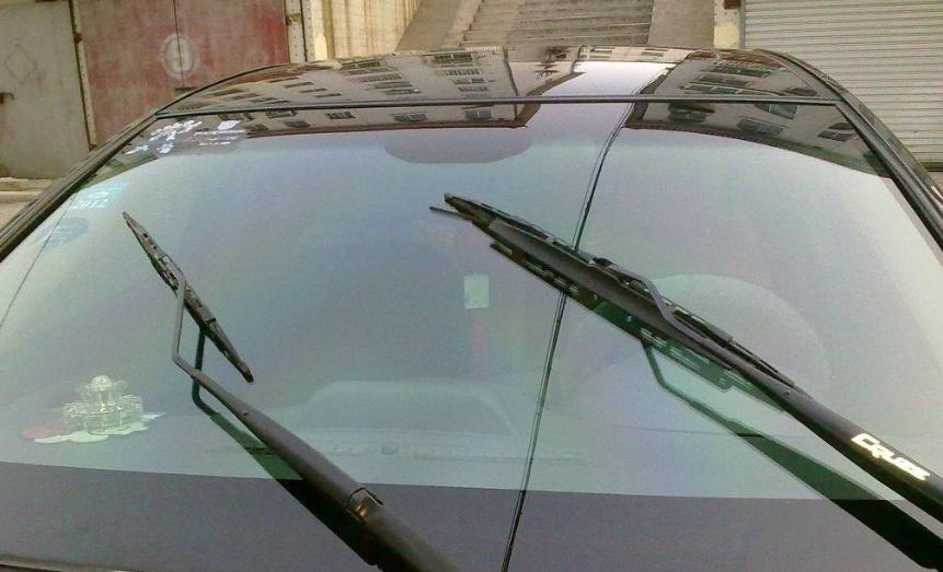 汽车雨刮器刮得不干净有一层膜,汽车雨刮器刮不干净翻新