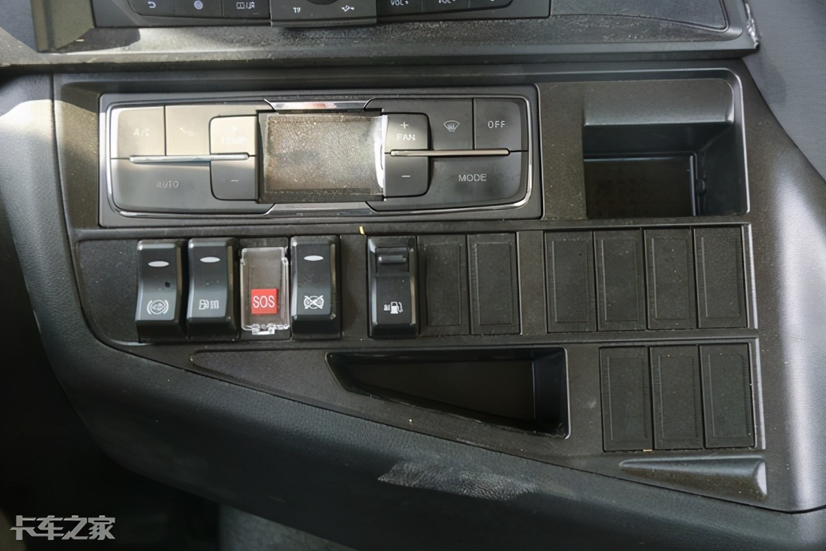 汕德卡600升双腔油箱,600升双腔油箱