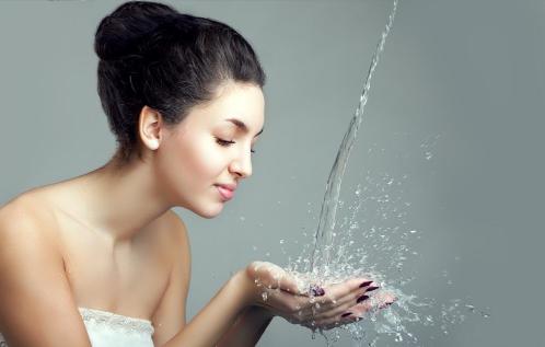 用盐水洗脸的好处有哪些来看看,50岁妈妈用盐水洗脸的好处