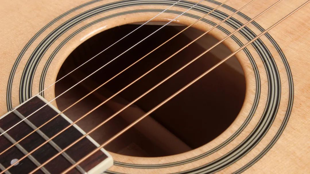 初学者吉他选个烧火棍可以吗,初学者选吉他不要烧火棍