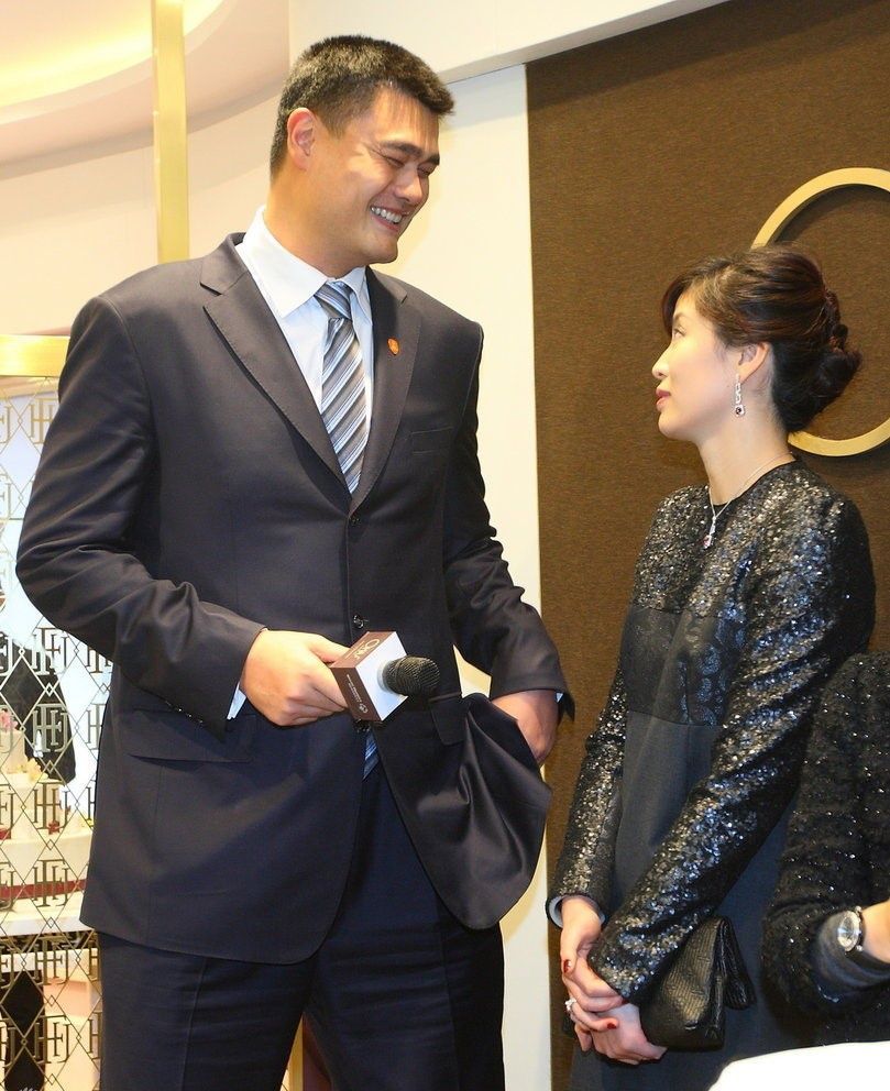 姚明12岁女儿身高直逼父亲肩头,姚明身高和他女儿身高