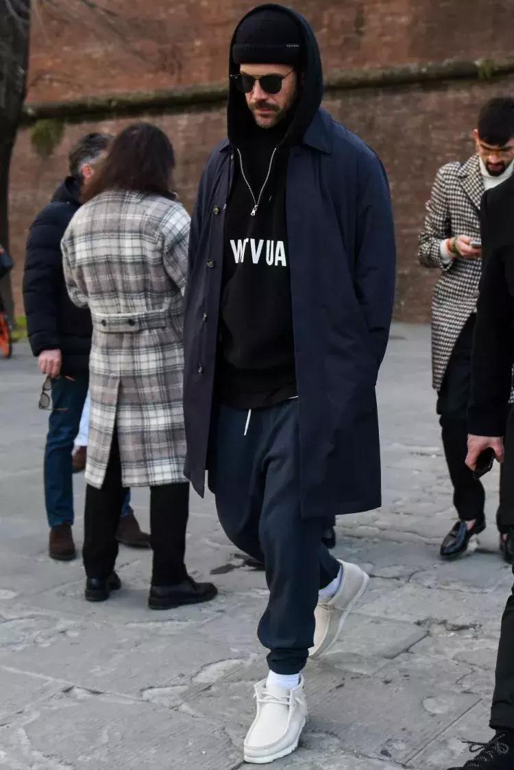 运动裤的多种穿搭方式,男生灰色运动裤怎么穿搭