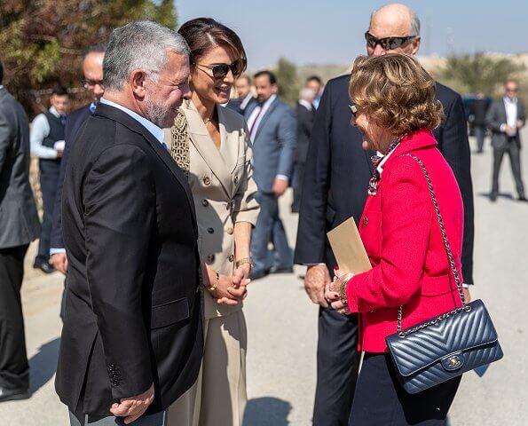 约旦王后拉尼娅皇室风格,49岁约旦王后穿传统服饰闪耀亮相