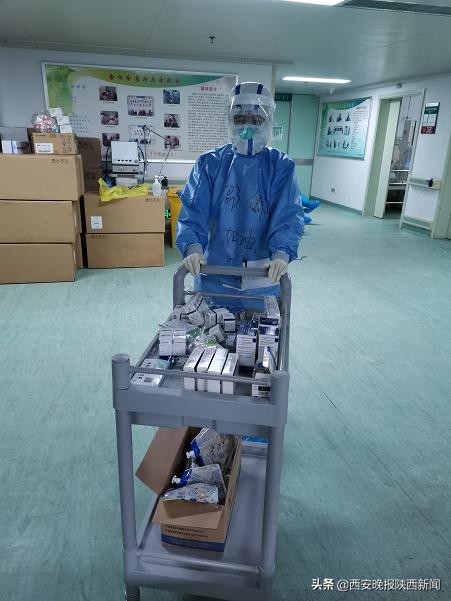 西安交大二附院邵娜：多想给那位跪倒在楼道的大姐一个拥抱