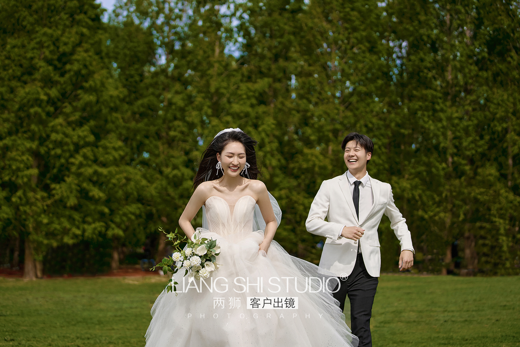 韩式杂志风婚纱照夸张造型,韩式简约婚纱照高级感幸福感爆棚