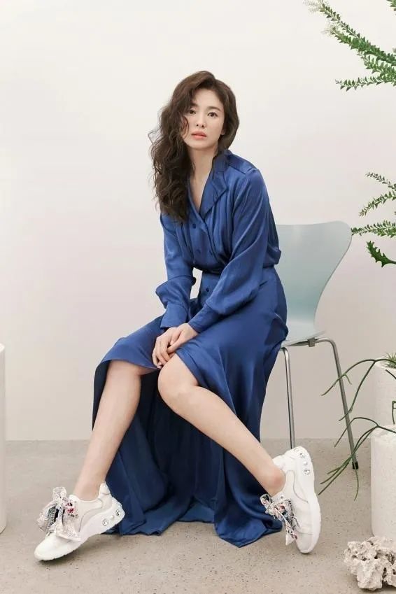 鞋柜怎么放春夏秋冬的鞋 (鞋柜必备的小白鞋)