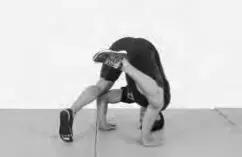 瑜伽倒立的好处及正确的倒立方法,床头倒立的好处及正确的倒立方法