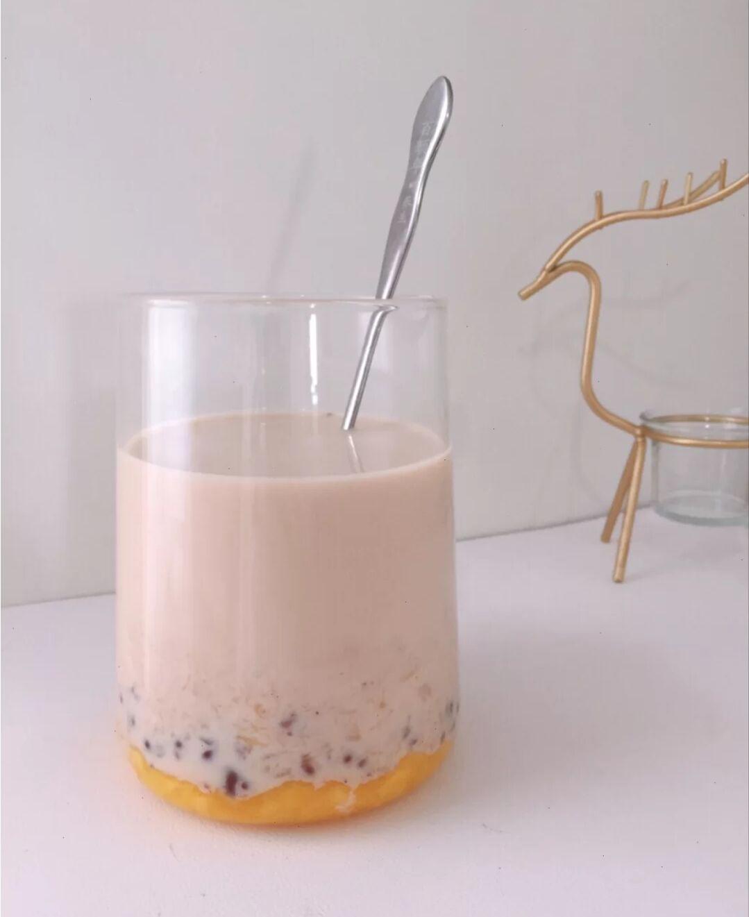 速溶奶茶制作夏日饮品,只用家里也有的材料用芒果做奶茶