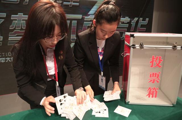 千人晚宴、体育狂欢、明星路演……玩转校园文化，尽享大学魅力！