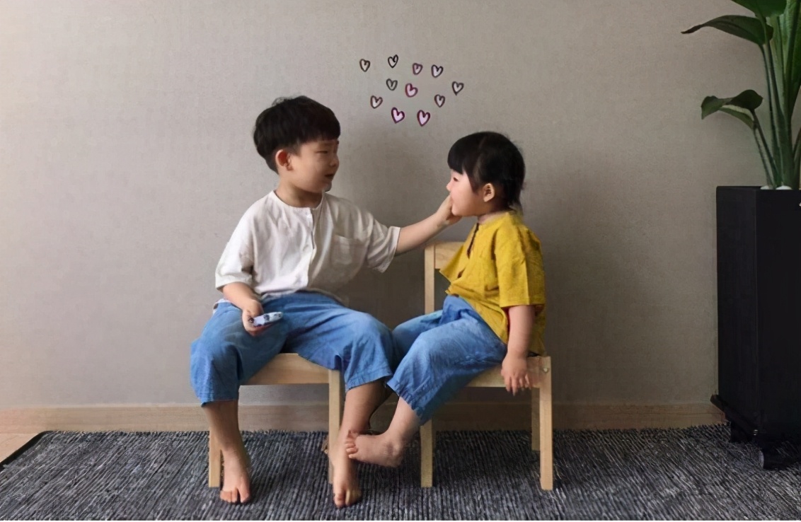 双胞胎身高差大怎么回事,双胞胎身高比父母矮很多怎么回事