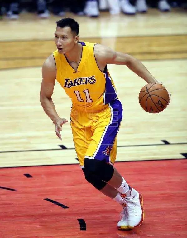 易建联nike篮球签名,nike易建联1代