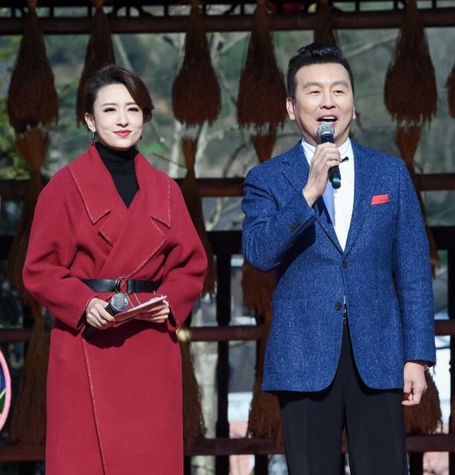 张蕾气质好又会穿,张蕾穿同款藏青色风衣