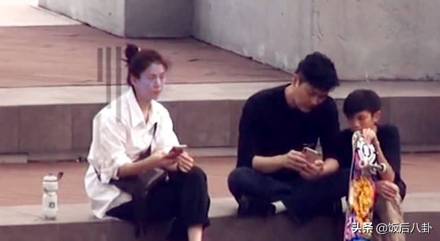 张智霖一家散步,张智霖举家北上