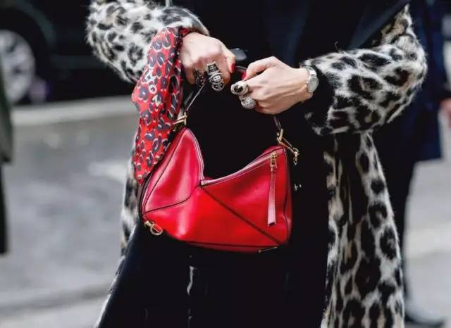 时尚多功能丝巾怎么穿好看,春夏丝巾时髦精系法